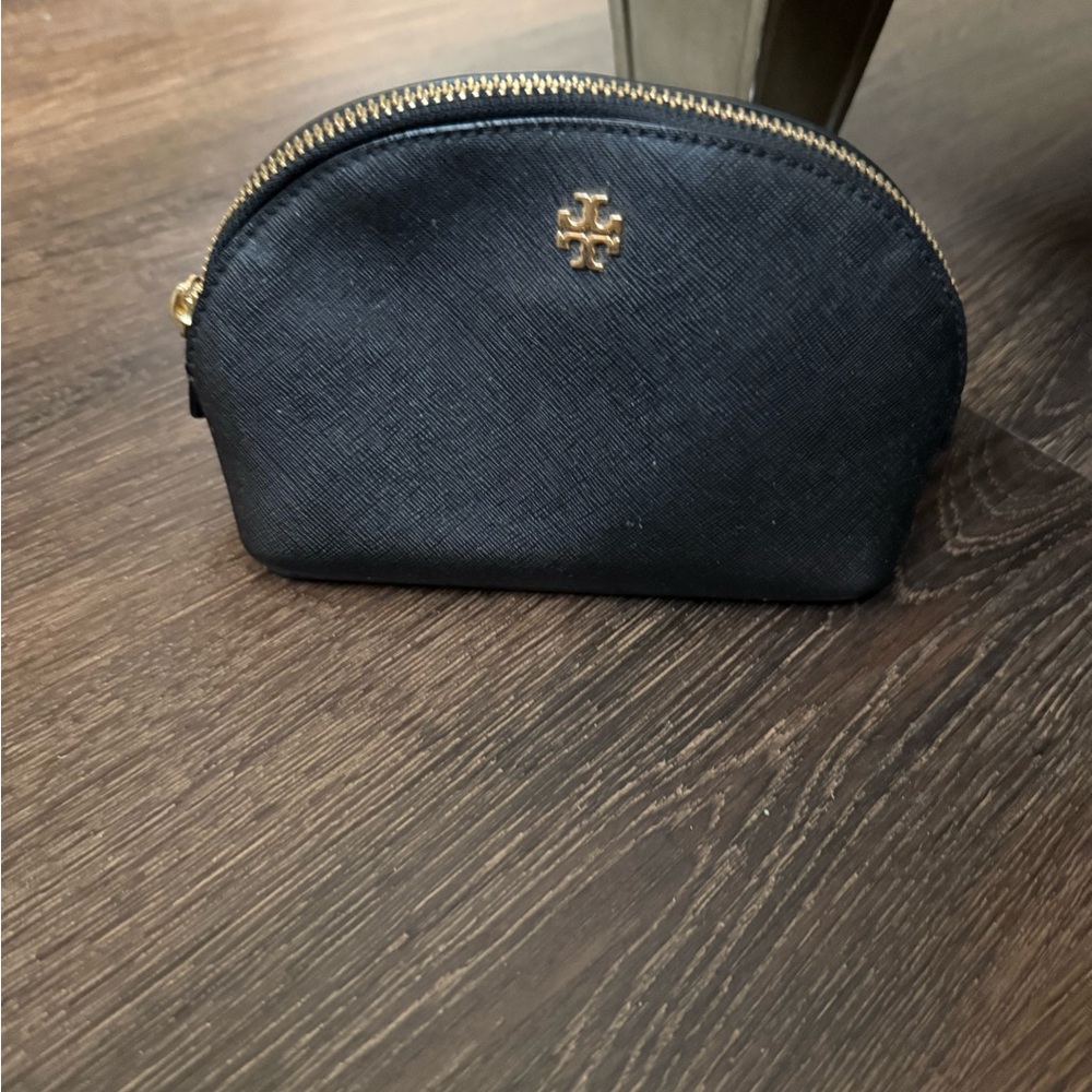 Tory Burch make up case in Black Leather